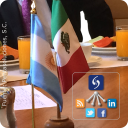 Mini banderas de Argentina y México sobre una Mesa Mini banderas de Argentina y México sobre una Mesa
