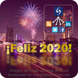 Fuegos artificiales por la noche en Bangkok con mensaje de año nuevo 2020 Fuegos artificiales por la noche en Bangkok con mensaje de año nuevo 2020